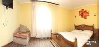 Отели типа «постель и завтрак» ROSKY Guest House Ясиня Двухместный номер с двуспальной кроватью и дополнительной кроватью-4
